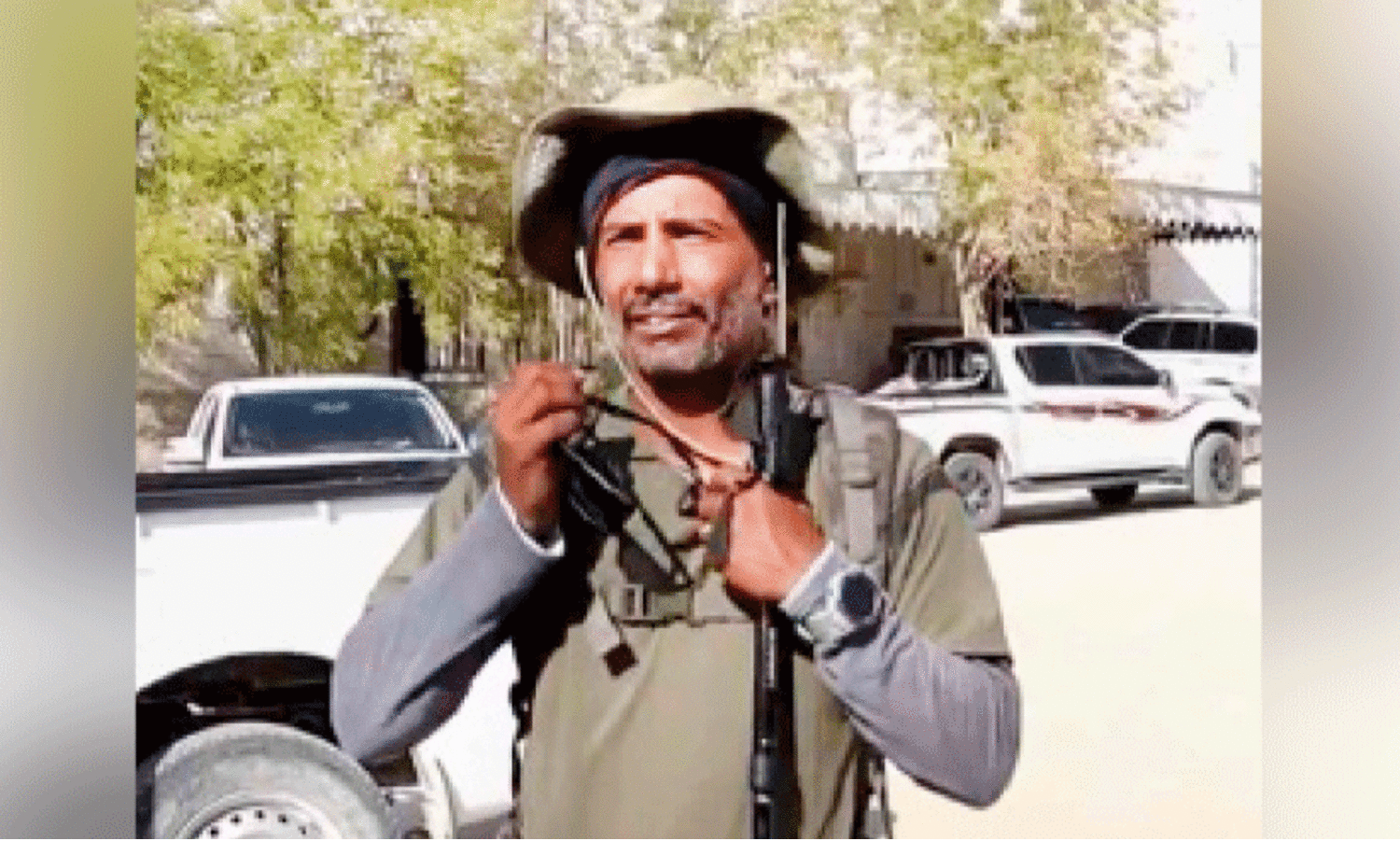 Bakheeth al Umairi walking to mecca