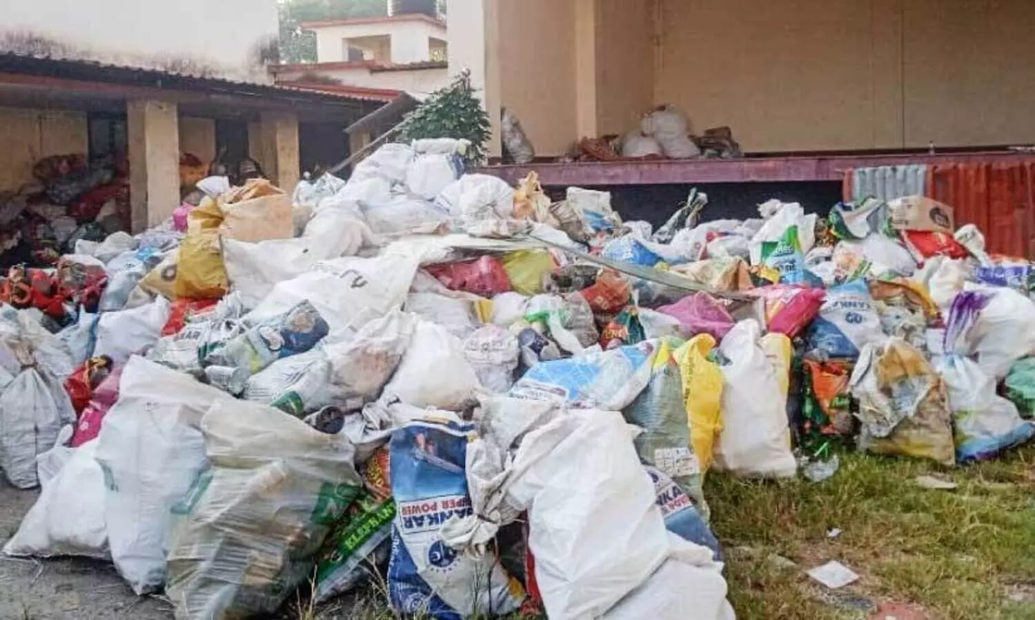 മാ​ലി​ന്യം