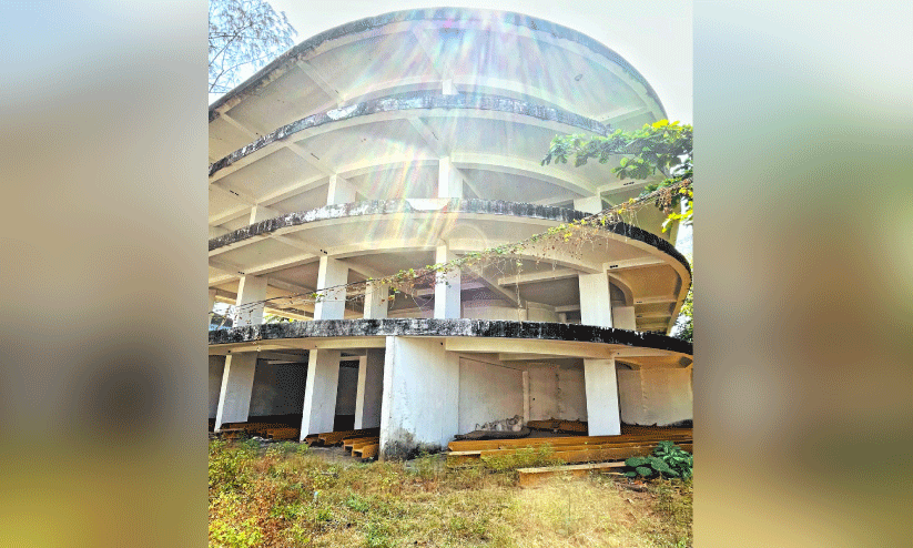 പണി തുടങ്ങിയിട്ട് ഒമ്പതു കൊല്ലം, പാതിവഴിയിൽ പാർക്കിങ്​ പ്ലാസ