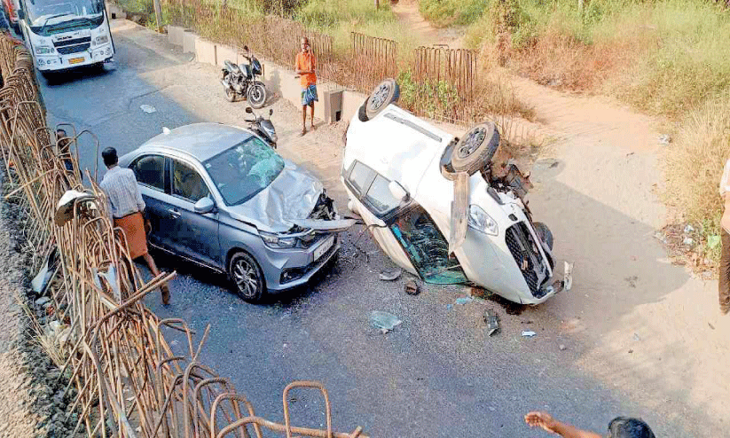 ദേ​ശീ​യ​പാ​ത​യി​ൽ കാ​ർ സ​ർ​വി​സ് റോ​ഡി​ലേ​ക്ക് മ​റി​ഞ്ഞു