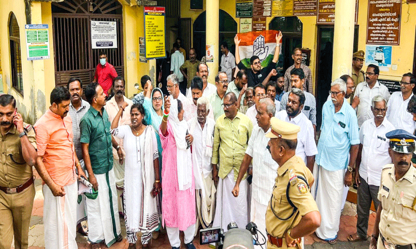 വീട്ടമ്മയുടെ ആത്മഹത്യ; കോൺഗ്രസ് പഞ്ചായത്ത് ഓഫിസ് ഉപരോധിച്ചു വീട്ടമ്മയുടെ ആത്മഹത്യ; കോൺഗ്രസ് പഞ്ചായത്ത് ഓഫിസ് ഉപരോധിച്ചു