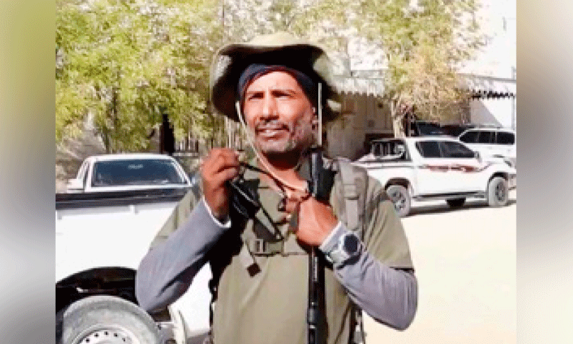 Bakheeth al Umairi walking to mecca