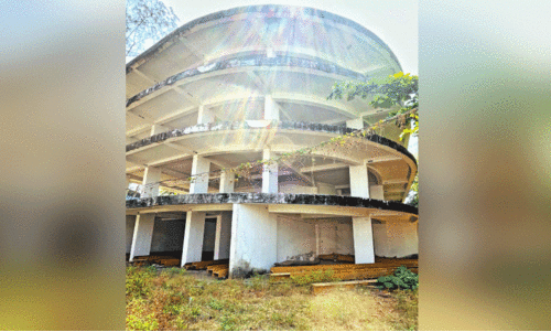 പണി തുടങ്ങിയിട്ട് ഒമ്പതു കൊല്ലം, പാതിവഴിയിൽ പാർക്കിങ്​ പ്ലാസ