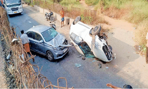ദേ​ശീ​യ​പാ​ത​യി​ൽ കാ​ർ സ​ർ​വി​സ് റോ​ഡി​ലേ​ക്ക് മ​റി​ഞ്ഞു
