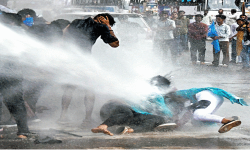 സിദ്ധാർഥന്റെ മരണം; കെ.എസ്.യു സെക്രേട്ടറിയറ്റ് മാർച്ചിൽ സംഘർഷം സിദ്ധാർഥന്റെ മരണം; കെ.എസ്.യു സെക്രേട്ടറിയറ്റ് മാർച്ചിൽ സംഘർഷം