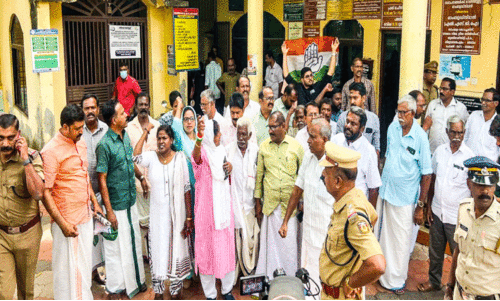 വീട്ടമ്മയുടെ ആത്മഹത്യ; കോൺഗ്രസ് പഞ്ചായത്ത്​ ഓഫിസ് ഉപരോധിച്ചു