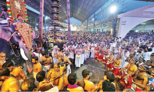 ഗു​രു​വാ​യൂ​ര്‍ ഉ​ത്സ​വ​ത്തി​ന് ആ​റാ​ട്ടോ​ടെ കൊ​ടി​യി​റ​ക്കം