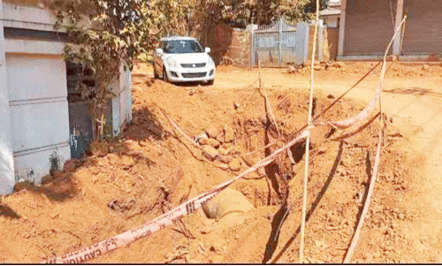 കെണിയൊരുക്കി റോഡിലെ കുഴി