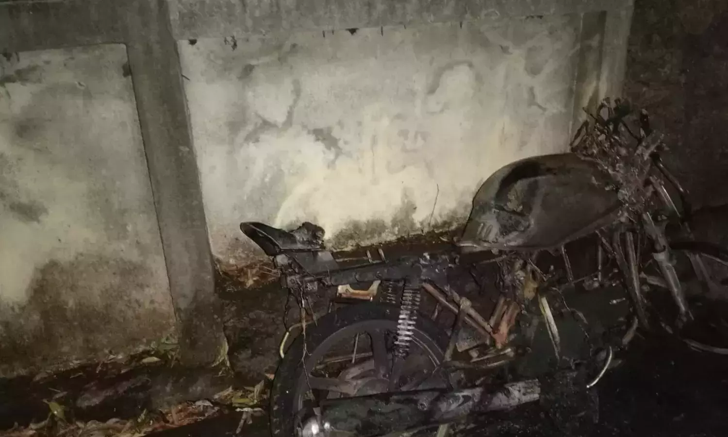 കോഴിക്കോട് ഇലക്ട്രിക് പോസ്റ്റിലിടിച്ച് ബൈക്കിന് തീപിടിച്ച് രണ്ട് പേർ മരിച്ചു