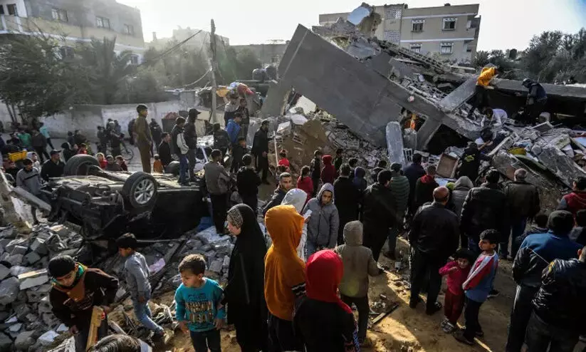 റഫയിൽ അഭയാർഥികളുടെ തമ്പിൽ ഇസ്രായേൽ ബോംബിട്ടു; 11 മരണം റഫയിൽ അഭയാർഥികളുടെ തമ്പിൽ ഇസ്രായേൽ ബോംബിട്ടു; 11 മരണം