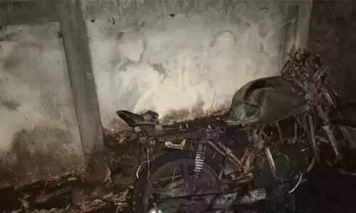 ഇലക്ട്രിക് പോസ്റ്റിലിടിച്ച് ബൈക്കിന് തീപിടിച്ച് മരിച്ചവരെ തിരിച്ചറിഞ്ഞു; ഇരുവരും ബാലു​ശ്ശേരി സ്വദേശികൾ