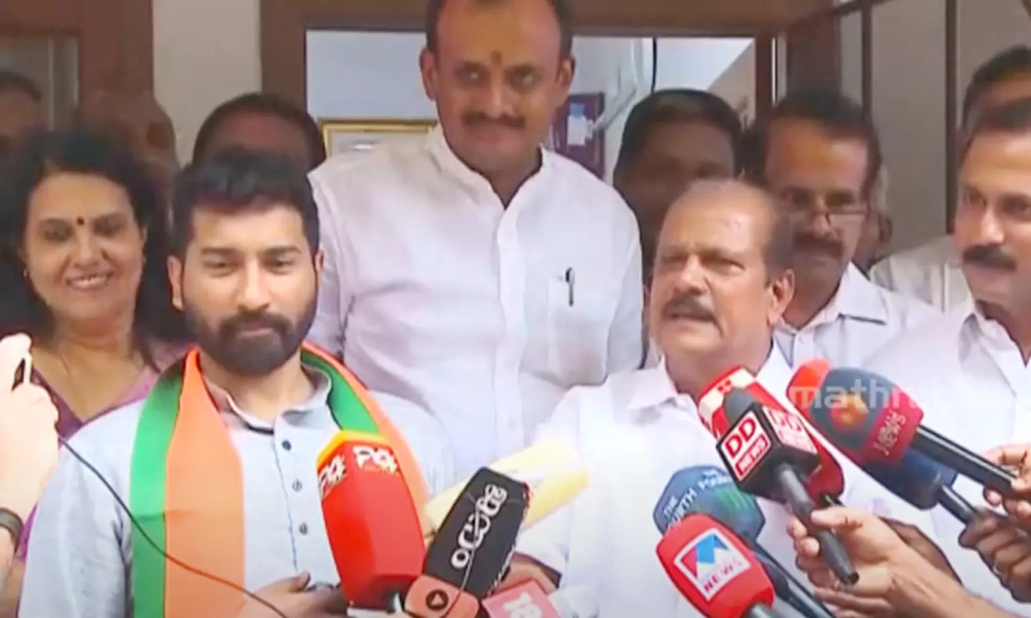 കാണാനെത്തി അനിൽ ആന്‍റണി; മധുരം നൽകി സ്വീകരിച്ച് പി.സി. ജോർജ്