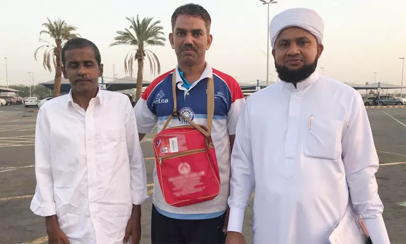 കെ.എം.സി.സി പ്രവർത്തകരുടെ തണലിൽ അബ്ദുല്ലത്തീഫ് നാടണഞ്ഞു കെ.എം.സി.സി പ്രവർത്തകരുടെ തണലിൽ അബ്ദുല്ലത്തീഫ് നാടണഞ്ഞു