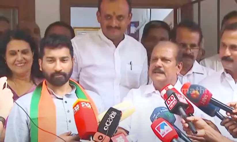 കാണാനെത്തി അനിൽ ആന്‍റണി; മധുരം നൽകി സ്വീകരിച്ച് പി.സി. ജോർജ്