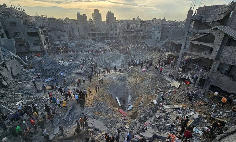 ഗസ്സ ഖബർസ്ഥാനിൽ വ്യോമാക്രമണം; ഖബറിലുള്ള മൃതദേഹങ്ങൾ ചിന്നിച്ചിതറി ഗസ്സ ഖബർസ്ഥാനിൽ വ്യോമാക്രമണം; ഖബറിലുള്ള മൃതദേഹങ്ങൾ ചിന്നിച്ചിതറി