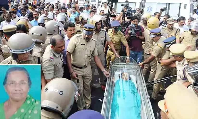 ഇന്ദിരയുടെ മൃതദേഹം പൊലീസ് ബലമായി പിടിച്ചെടുത്തു; സമരപ്പന്തൽ പൊളിച്ചു നീക്കി ഇന്ദിരയുടെ മൃതദേഹം പൊലീസ് ബലമായി പിടിച്ചെടുത്തു; സമരപ്പന്തൽ പൊളിച്ചു നീക്കി