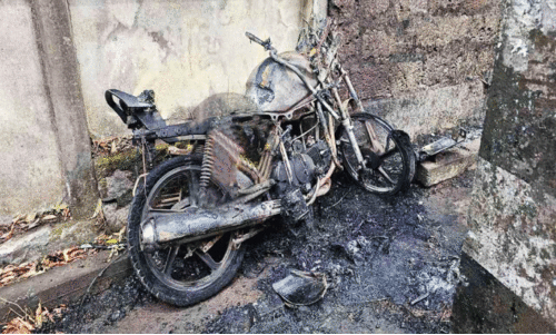 ബൈക്ക് കത്തിനശിച്ച് യുവാക്കളുടെ മരണം  അപകടത്തിന്റെ ഞെട്ടലിൽ പ്രദേശവാസികൾ