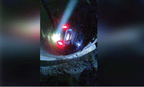 ഡ്രൈവിങ് പരിശീലനത്തിനിടെ കാർ കിണറ്റിൽ വീണു; മൂന്നുപേരെ രക്ഷിച്ചു ഡ്രൈവിങ് പരിശീലനത്തിനിടെ കാർ കിണറ്റിൽ വീണു; മൂന്നുപേരെ രക്ഷിച്ചു