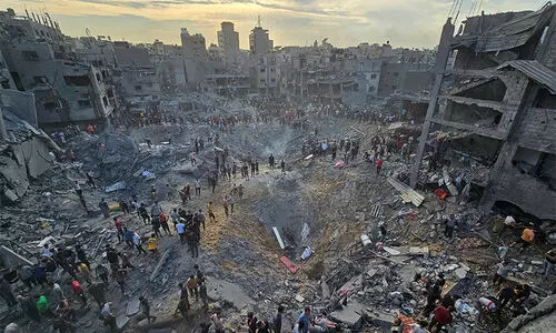 ഗസ്സ ഖബർസ്ഥാനിൽ വ്യോമാക്രമണം; ഖബറിലുള്ള മൃതദേഹങ്ങൾ ചിന്നിച്ചിതറി