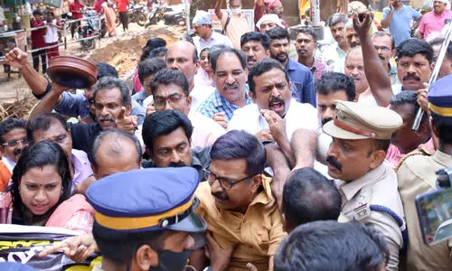 ശമ്പളമുടക്കം: ധനവകുപ്പ് ഉദ്യോഗസ്ഥർക്ക് ഒരുക്കിയ ഉച്ചവിരുന്നിലേക്ക് തള്ളിക്കയറാൻ ശ്രമം ശമ്പളമുടക്കം: ധനവകുപ്പ് ഉദ്യോഗസ്ഥർക്ക് ഒരുക്കിയ ഉച്ചവിരുന്നിലേക്ക് തള്ളിക്കയറാൻ ശ്രമം