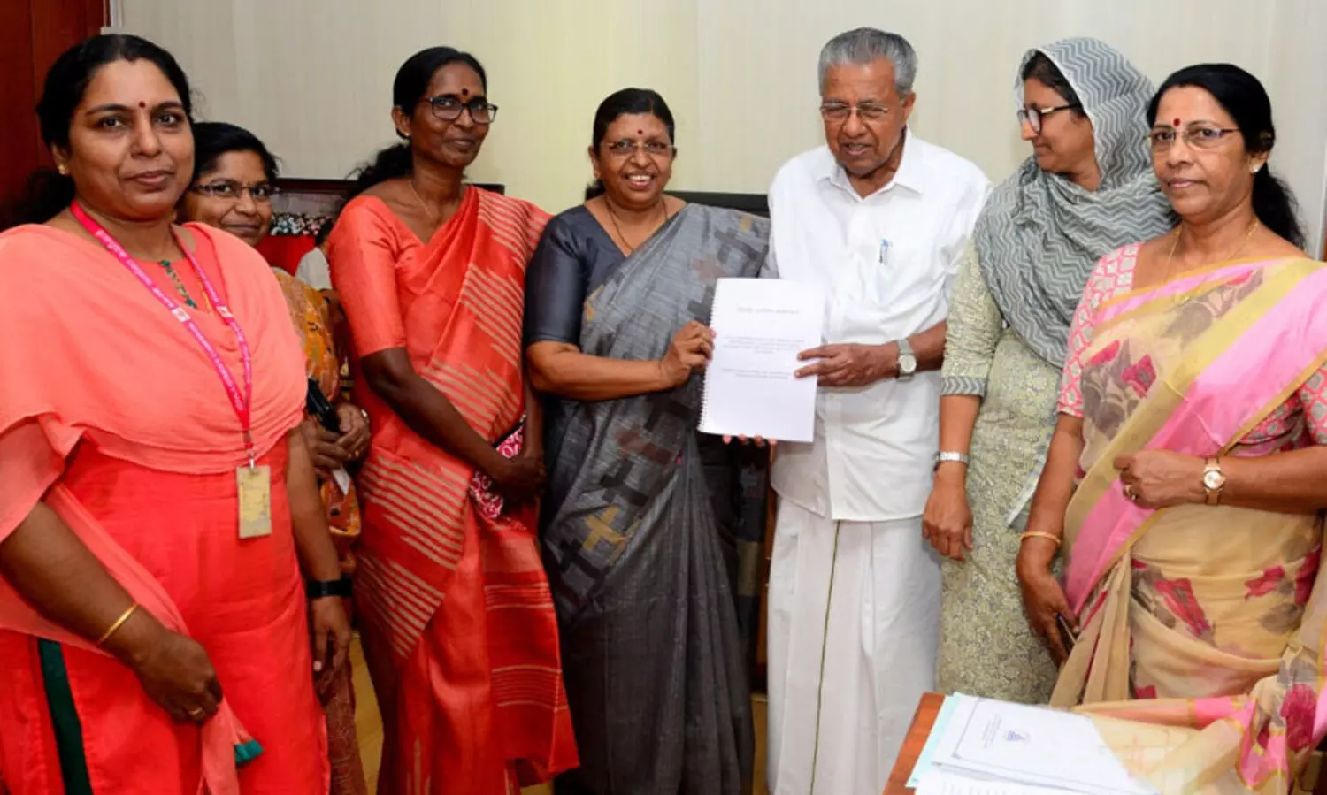 വനിതാ കമ്മിഷന്റെ റിപ്പോര്‍ട്ട് മുഖ്യമന്ത്രിക്ക് കൈമാറി
