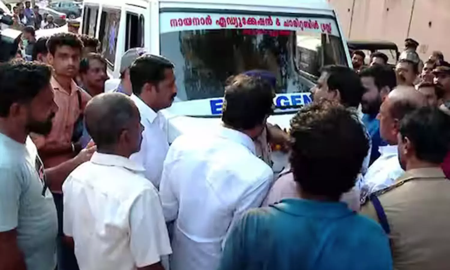 കാട്ടുപോത്തിന്‍റെ ആക്രമണത്തിൽ കർഷകന്‍റെ മരണം: കോഴിക്കോട് പ്രതിഷേധം; ആംബുലൻസ് തടഞ്ഞു; പൊലീസുമായി വാക്കേറ്റം