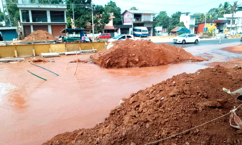 water flown on national highways due to broken pipe