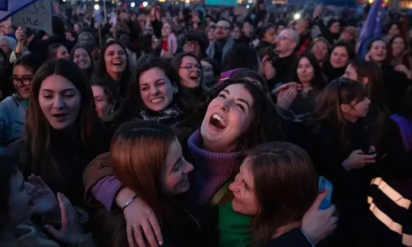 ഗർഭച്ഛിദ്രം ഭരണഘടനാപരമായ അവകാശമാക്കിയ ലോകത്തെ ആദ്യ രാജ്യമായി ഫ്രാൻസ്