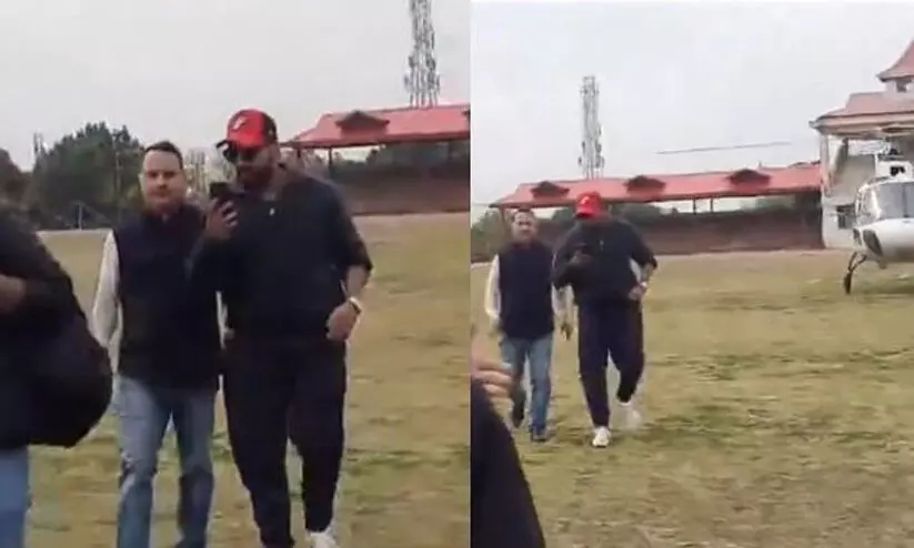 ധരംശാലയിൽ ഹിറ്റ്മാന്റെ ‘ഗ്രാൻഡ് എൻട്രി’; സ്റ്റേഡിയത്തിൽ ഹെലികോപ്ടറിൽ വന്നിറങ്ങുന്ന രോഹിത്തിന്റെ വിഡിയോ വൈറൽ ധരംശാലയിൽ ഹിറ്റ്മാന്റെ ‘ഗ്രാൻഡ് എൻട്രി’; സ്റ്റേഡിയത്തിൽ ഹെലികോപ്ടറിൽ വന്നിറങ്ങുന്ന രോഹിത്തിന്റെ വിഡിയോ വൈറൽ