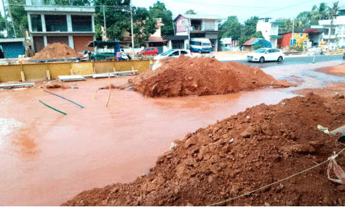 water flown on national highways due to broken pipe