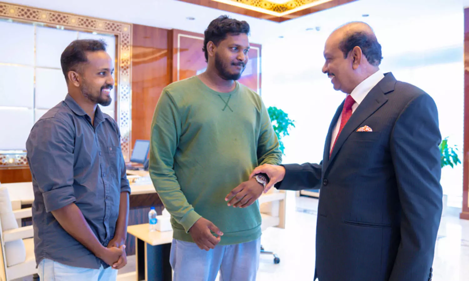 ആരാധകന്റെ സ്നേഹത്തിന് എം.എ യൂസഫലിയുടെ സർപ്രൈസ്; ജന്മദിന സമ്മാനം അയച്ചുനൽകിയ യുവാവിനെ നേരിൽ കണ്ട് റാഡോ വാച്ച് സമ്മാനിച്ച് യൂസുഫലി