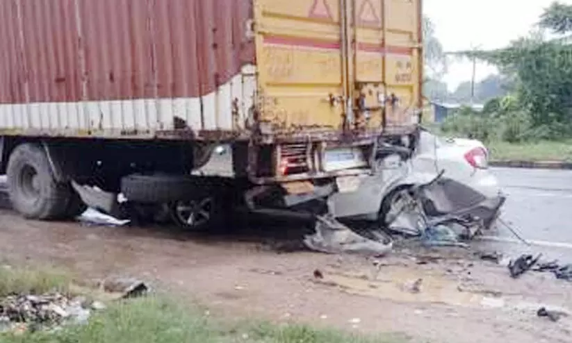 ട്രക്കിൽ കാർ ഇടിച്ച് നവദമ്പതികൾ ഉൾപ്പെടെ അഞ്ച് പേർ മരിച്ചു