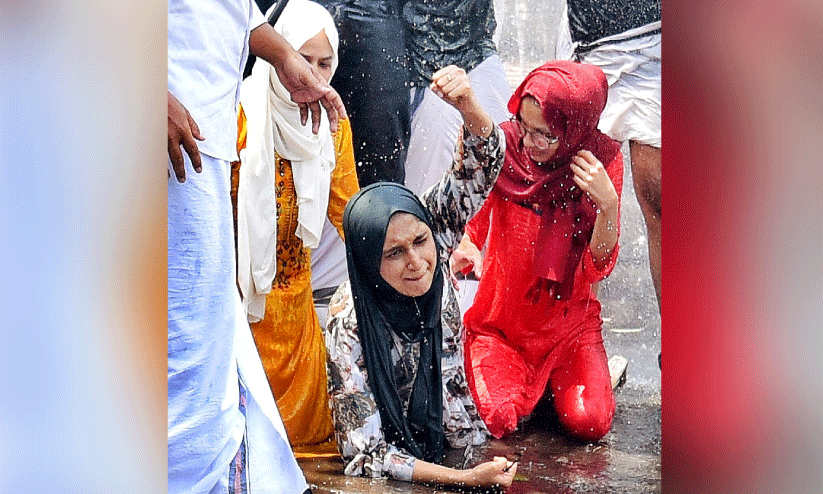 ജലപീരങ്കി പ്രയോഗിച്ചപ്പോൾ ജലപീരങ്കി പ്രയോഗിച്ചപ്പോൾ