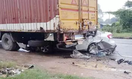 ട്രക്കിൽ കാർ ഇടിച്ച് നവദമ്പതികൾ ഉൾപ്പെടെ അഞ്ച് പേർ മരിച്ചു