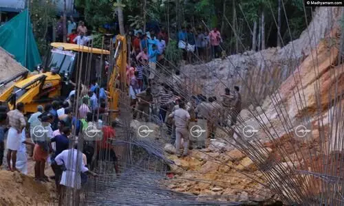പിറവത്ത് കെട്ടിട നിർമാണത്തിനിടെ മണ്ണിടിഞ്ഞ് മൂന്ന് പേർ മരിച്ചു