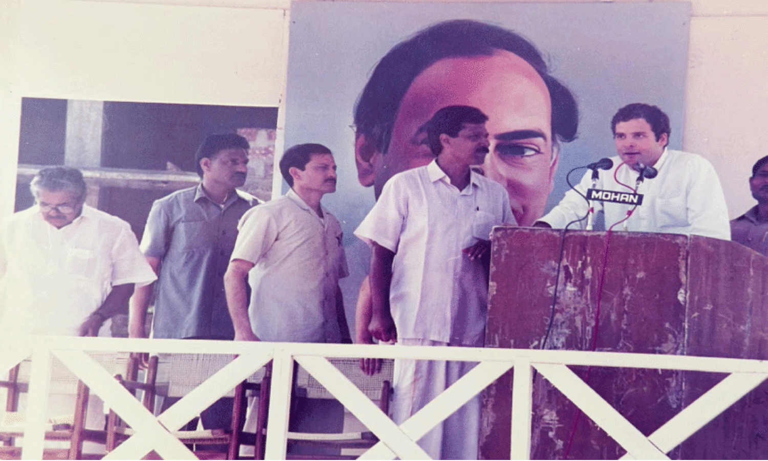 ‘‘എ​ല്ലാ.....​വ​ർ...​ക്കും ന​മ​ഷ്കാ​രം... സോ പ്ലീസ് വോട്ട് ഫോർ ഖാദർ’’