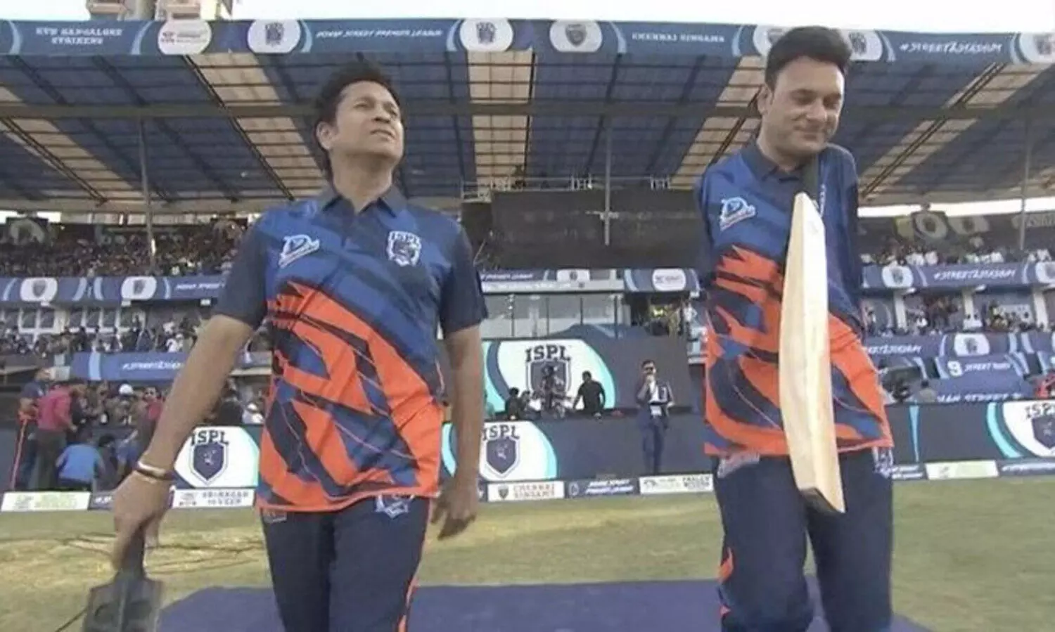 കഴുത്തിൽ കുരുക്കിയ ബാറ്റ്, കാൽവിരലിൽ തിരിയുന്ന പന്തുകൾ; ആമിർ, സചിൻ പറഞ്ഞ പോലെ നിങ്ങളൊരു റിയൽ ഹീറോയാണ്