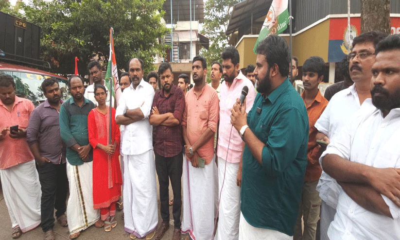 പോക്സോ കേസ് ഇരയുടെ പിതാവിന്റെ ആത്മഹത്യ; യൂത്ത് കോണ്ഗ്രസ് പൊലീസ് സ്റ്റേഷന് മാര്ച്ച് നടത്തി പോക്സോ കേസ് ഇരയുടെ പിതാവിന്റെ ആത്മഹത്യ; യൂത്ത് കോണ്ഗ്രസ് പൊലീസ് സ്റ്റേഷന് മാര്ച്ച് നടത്തി