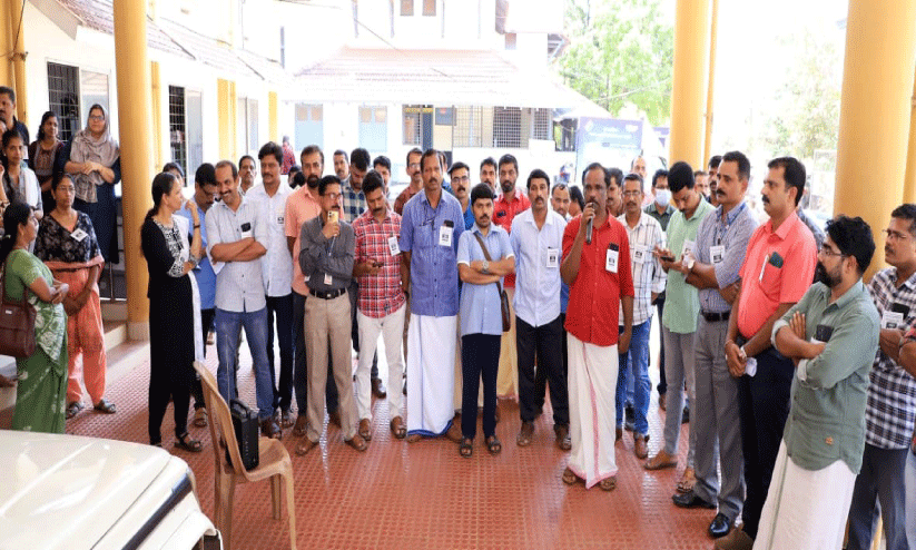 ശമ്പള മുടക്കം: കേന്ദ്രത്തിനെതിരെ പ്രതിഷേധം ശമ്പള മുടക്കം: കേന്ദ്രത്തിനെതിരെ പ്രതിഷേധം