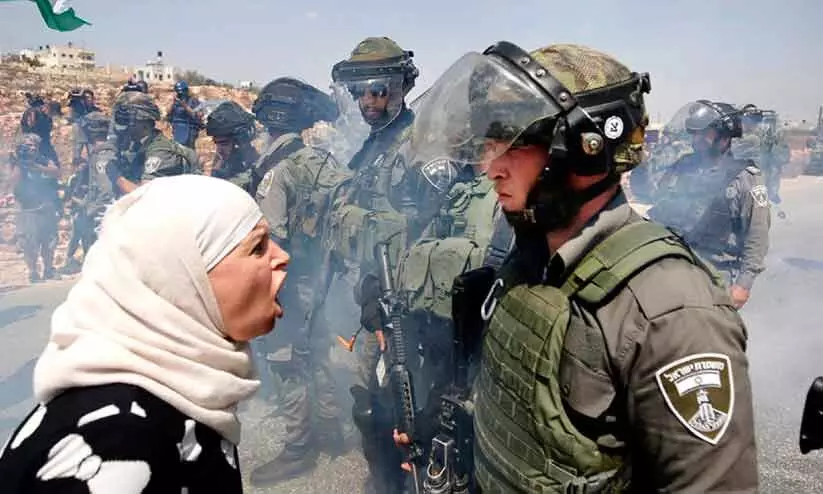 ഇസ്രായേൽ സേനയെ നേരിടുന്ന ഫലസ്തീൻ സ്ത്രീ ഇസ്രായേൽ സേനയെ നേരിടുന്ന ഫലസ്തീൻ സ്ത്രീ