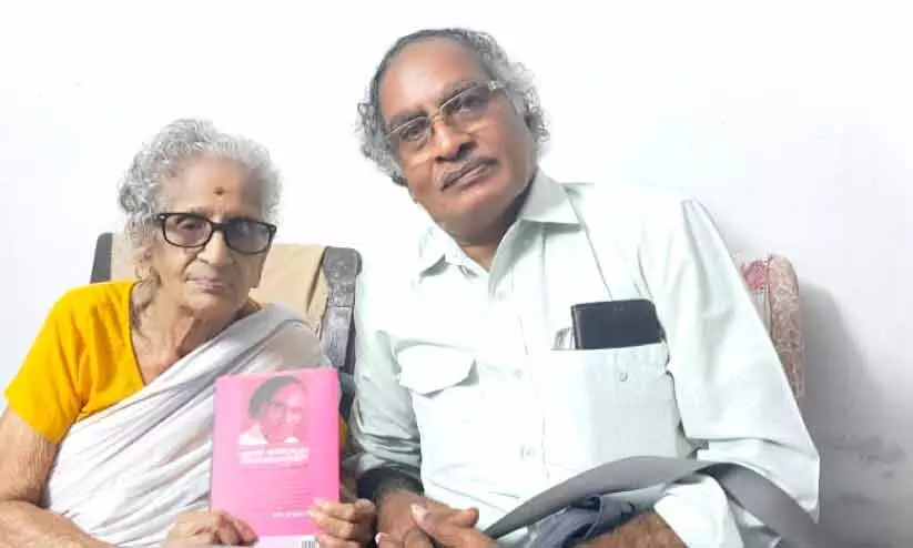 ഡോ. എം. ലീലാവതിക്കൊപ്പം ദേശമംഗലം രാമകൃഷ്ണൻ ഡോ. എം. ലീലാവതിക്കൊപ്പം ദേശമംഗലം രാമകൃഷ്ണൻ
