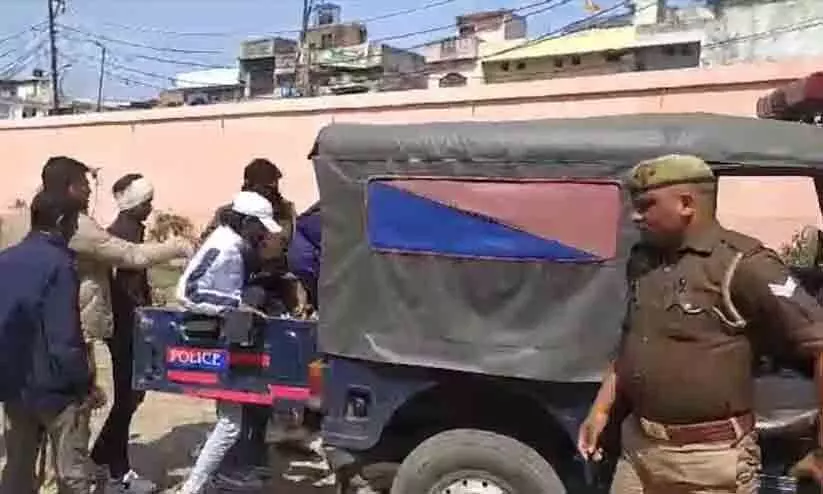 യു.പിയിൽ പരീക്ഷാഹാളിൽ മൂർച്ചയേറിയ ആയുധങ്ങളുമായെത്തിയ 10ാം ക്ലാസ് വിദ്യാർഥികൾ കസ്റ്റഡിയിൽ യു.പിയിൽ പരീക്ഷാഹാളിൽ മൂർച്ചയേറിയ ആയുധങ്ങളുമായെത്തിയ 10ാം ക്ലാസ് വിദ്യാർഥികൾ കസ്റ്റഡിയിൽ