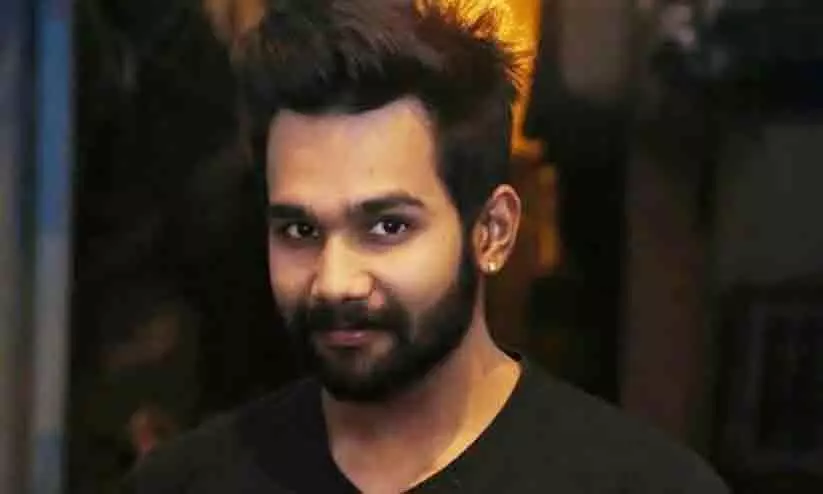 ഡൽഹിയിൽ അന്യമതക്കാരിയായ പെൺകുട്ടിയെ പ്രണയിച്ച ഫോട്ടോഗ്രാഫറെ കൊലപ്പെടുത്തിയ മൂന്ന് പ്രതികൾക്ക് ജീവപര്യന്തം തടവ് ഡൽഹിയിൽ അന്യമതക്കാരിയായ പെൺകുട്ടിയെ പ്രണയിച്ച ഫോട്ടോഗ്രാഫറെ കൊലപ്പെടുത്തിയ മൂന്ന് പ്രതികൾക്ക് ജീവപര്യന്തം തടവ്