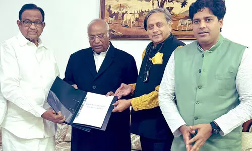 ലോക്‌സഭാ തെരഞ്ഞെടുപ്പ്: പ്രകടന പത്രികയുടെ കരട് പാർട്ടി അധ്യക്ഷൻ ഖാർഗെക്ക് കൈമാറി