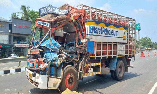 വാ​ഹ​ന പ​രി​ശോ​ധ​ന​ക്കി​ടെ ദേ​ശീ​യ​പാ​ത​യി​ൽ അ​പ​ക​ടം