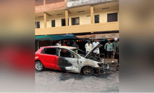 ഓടുന്ന കാറിന് തീപിടിച്ചു; യാത്രികർക്ക് അത്ഭുത രക്ഷപ്പെടൽ