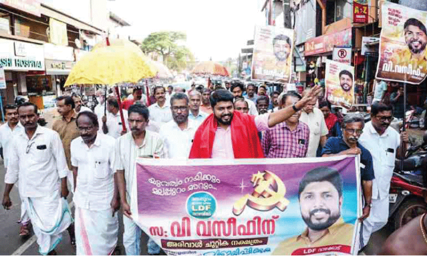 കൊ​ണ്ടോ​ട്ടി​യി​ല്‍ വോ​ട്ട​ര്‍മാ​രെ നേ​രി​ല്‍ ക​ണ്ട് വ​സീ​ഫ്