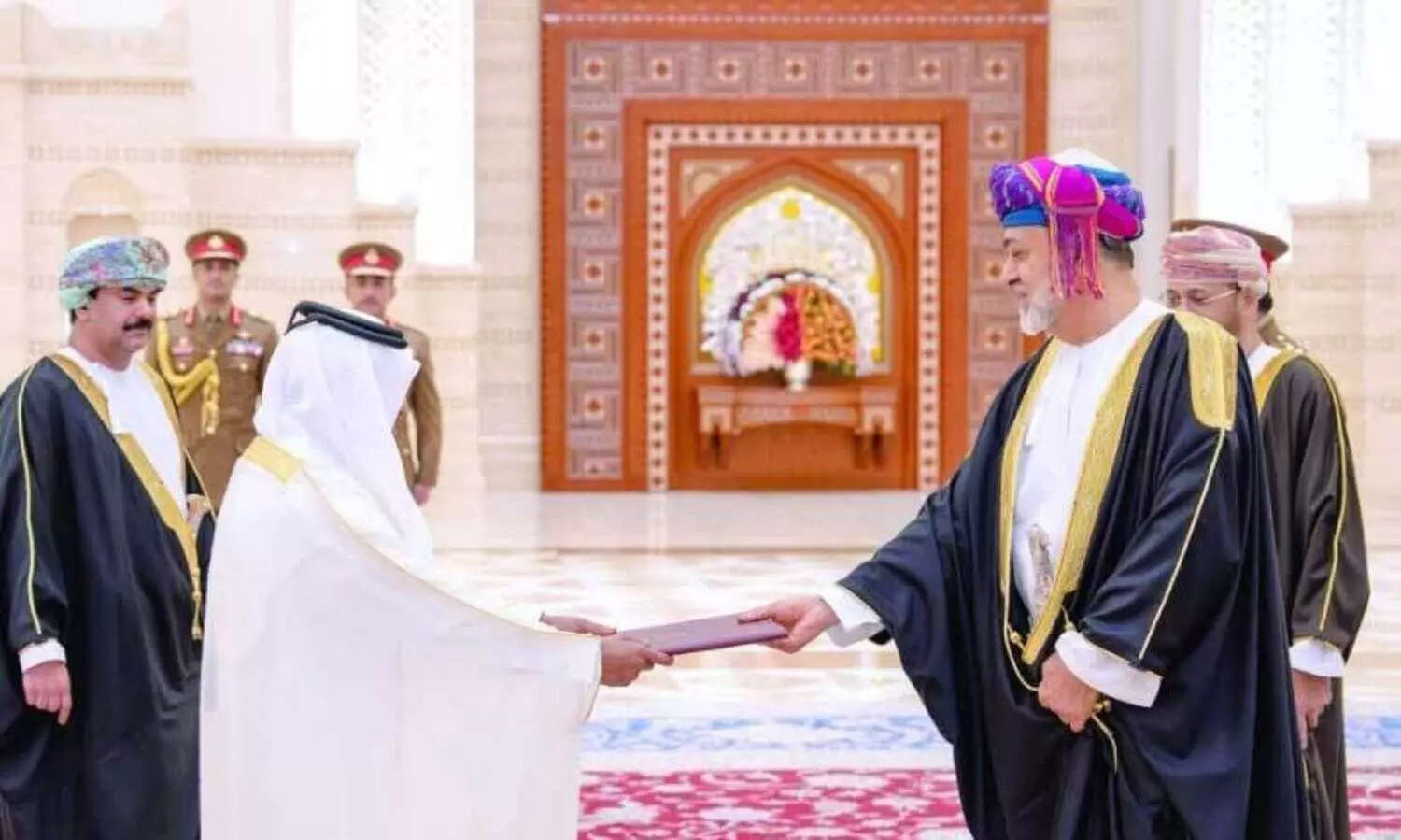 യോ​ഗ്യ​ത പ​ത്രം കൈ​മാ​റു​ന്നു