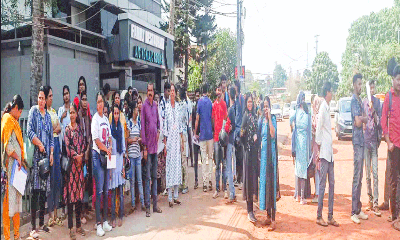 ഡ്രൈവിങ് ടെസ്റ്റിലെ പരിഷ്കാരം; ഗ്രൗണ്ടുകളിൽ പ്രതിഷേധം ഡ്രൈവിങ് ടെസ്റ്റിലെ പരിഷ്കാരം; ഗ്രൗണ്ടുകളിൽ പ്രതിഷേധം