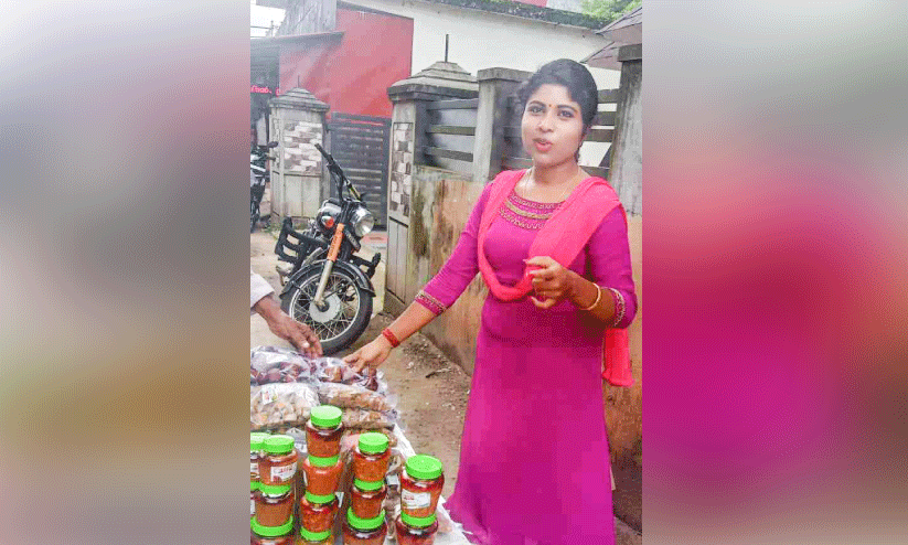 ഉള്ളുപൊള്ളുന്ന ജീവിതവുമായി ചിപ്പിയുടെ വഴിയോരക്കച്ചവടം ഉള്ളുപൊള്ളുന്ന ജീവിതവുമായി ചിപ്പിയുടെ വഴിയോരക്കച്ചവടം